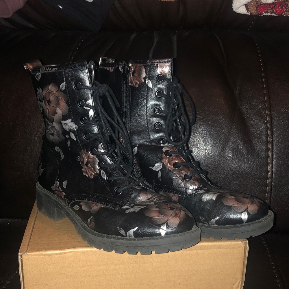 Truss Floral Lace-Up Women’s  Combat Boots - Black Floral size 8